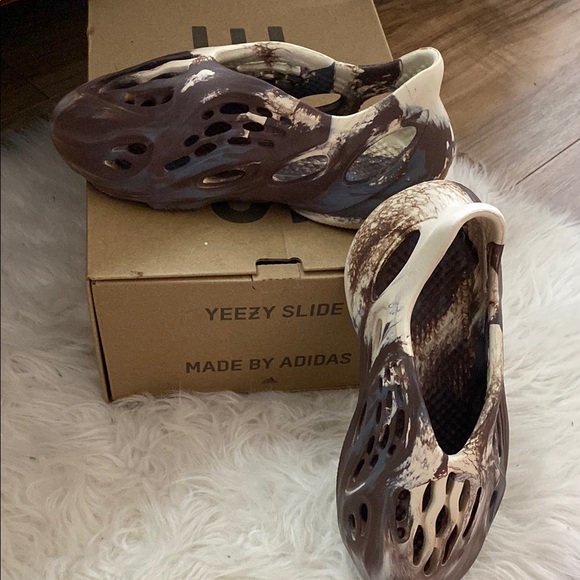 Brown and Cream Yeezy Slide Made By Adidas - Picture 2 of 7